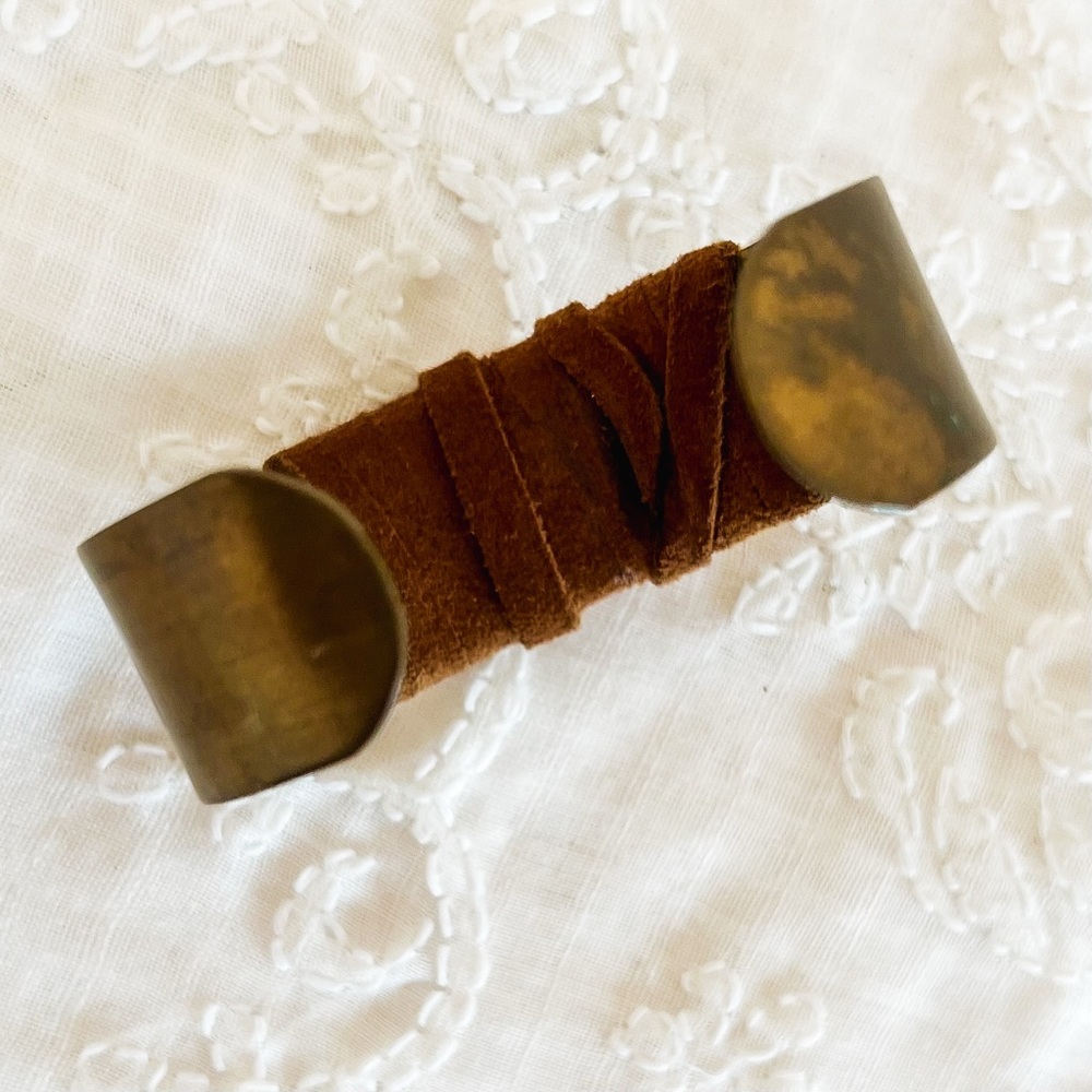 Vintage Brass and Suede Cuff Bracelet Boho Chic Jewelry - Picture 7 of 8